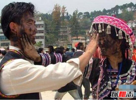 世界上最特别的祝福，新疆锡伯族抹黑节(脸上抹黑代表吉祥)