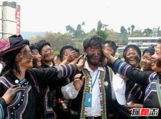 世界上最特别的祝福，新疆锡伯族抹黑节(脸上抹黑代表吉祥)