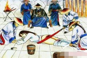 古代女子刑罚杖刑，脱光内衣用木板打臀部(惩治妇人出轨)