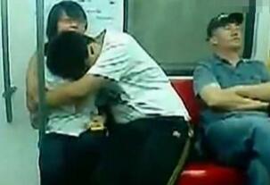 90后吃乳门视频，北京地铁高中生舌吻吃乳激情不断(图)