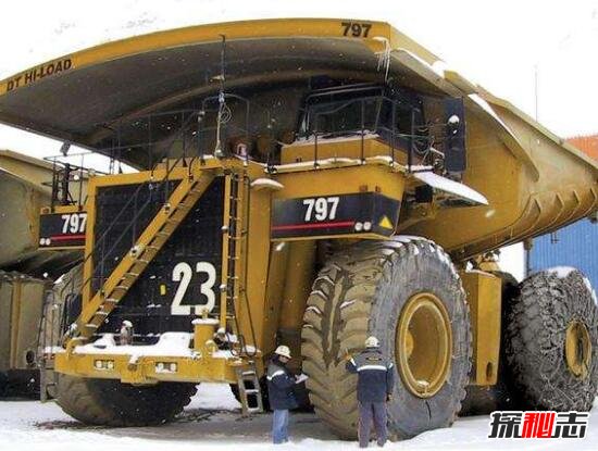世界上最大的矿车，卡特彼勒797可载8000人(轮胎5.3吨)