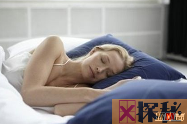 酒店床上放四个枕头惊人真相,隐藏的睡眠健康大学问