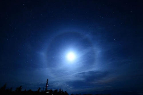 最罕见气象奇观：幻月，月亮周围形成彩色光环(美到窒息)