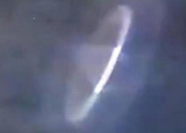 西班牙雷暴天现UFO 银色光圈在空中盘旋场面让人震撼
