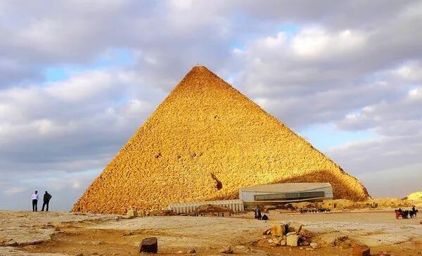 金字塔和帝王谷的异同，都是埃及法老的陵墓/法老所处年代不同