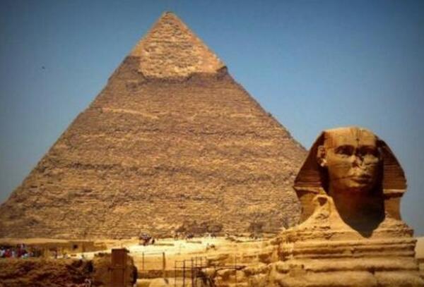 金字塔和帝王谷的异同，都是埃及法老的陵墓/法老所处年代不同