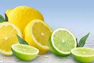 青柠檬和黄柠檬的区别，表皮一个青一个黄（黄柠檬多用于西餐）