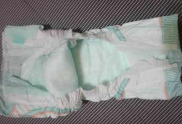 拉拉裤和纸尿裤的区别，0-6月宝宝穿纸尿裤（6月大后穿拉拉裤）