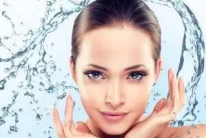 化妆水和爽肤水的区别，爽肤水是化妆水的一种（补充脸部水分）