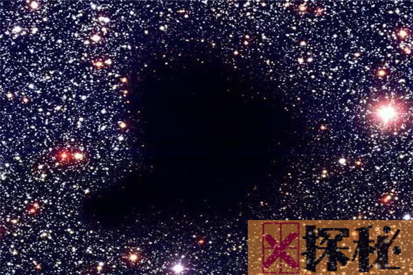 牧夫巨洞是不是黑洞？发光弧长达30万光年(星系坍塌形成)