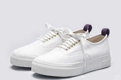 小白鞋鞋头有折痕怎么消除 小白鞋日常保养要注意哪些