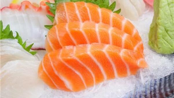 冷冻三文鱼可以生吃吗，冷冻生吃有害健康（不冷冻可以生吃）