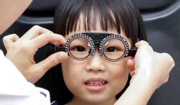 新配的眼镜看东西凸起，眼镜与人不配/度数不合适