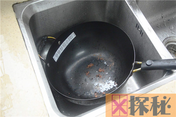 铁锅里的厚厚的黑垢 可以用小苏打清水进行清洗