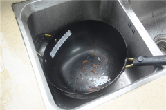 铁锅里的厚厚的黑垢 可以用小苏打清水进行清洗