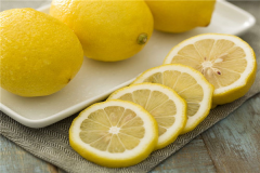 切柠檬片的正确方法 可以先冷冻再切更好切