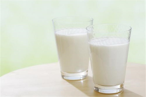 牛奶当水喝2年的危害 可能会堆积再胃里让人变胖