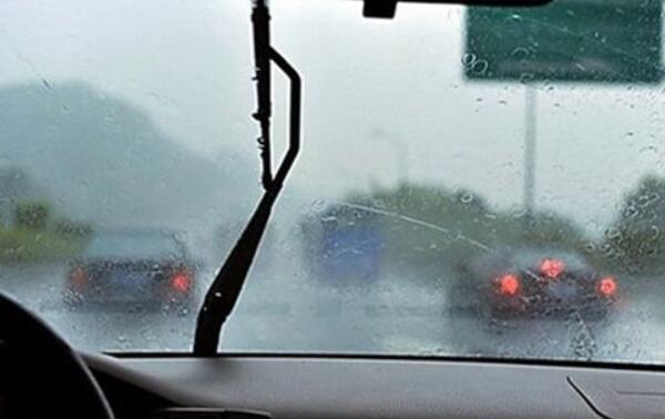 下雨天什么情况下水会往上流，汽车高速行驶/雨水往上流