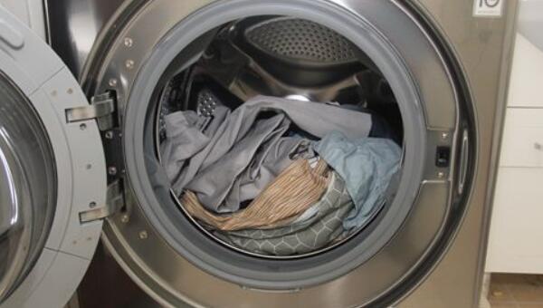 7kg洗衣机能洗被子吗，能（被子重量在7kg以内）