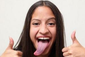 人的舌头有多长，5-6厘米（世界最长舌头10.16厘米）
