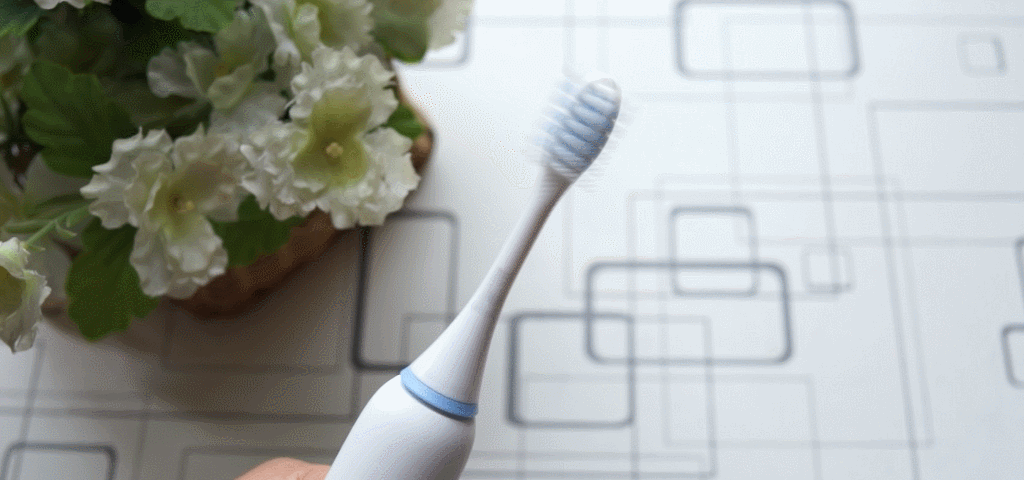 电动牙刷与普通牙刷的区别，前者刷头自己动（后者用手动）