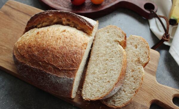 吐司和面包的区别，吐司是面包的一种（长方圆顶形）