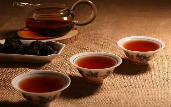 普洱茶生茶熟茶区分，茶色、汤色、茶味、叶底、功效不同