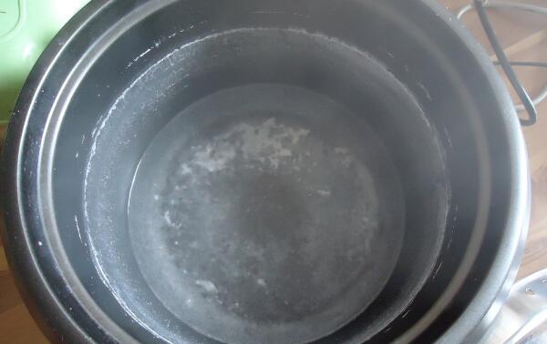 烧开水有白色沉淀物是，水碱或水垢 （碳酸钙和碳酸镁）