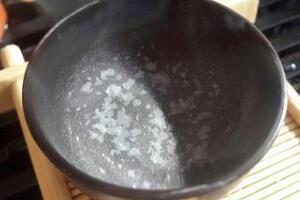 烧开水有白色沉淀物是，水碱或水垢 （碳酸钙和碳酸镁）