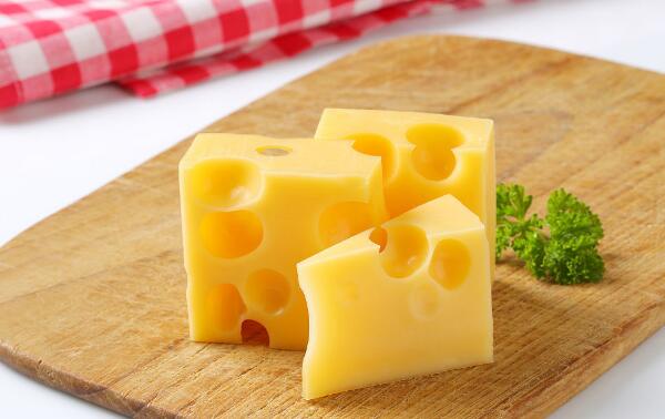 奶酪热量高吗，363大卡/100g（适量食用有助于减肥）
