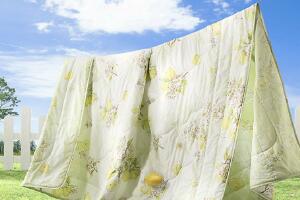 夏天棉被晒多长时间合适，1-2小时（中午晾晒效果好）