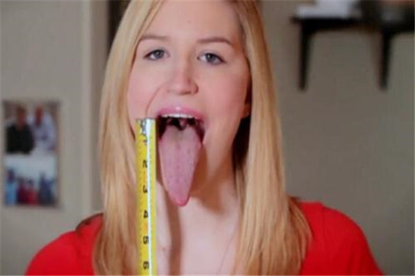 世界上最长的舌头 竟然能舔到自己的眼睛（美国女孩）