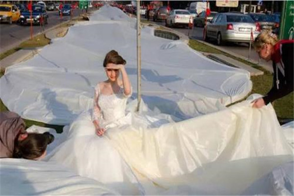 世界上最长的婚纱 4100米长颜值超高（价值4万左右）