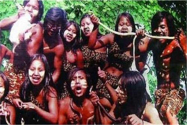世界上最奇特的民族排行榜 卡拉莫贾人不允许女性穿裤子
