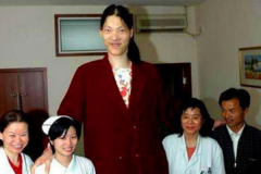 世界身高最高的女人:身高2.46米(穿60码的鞋子)