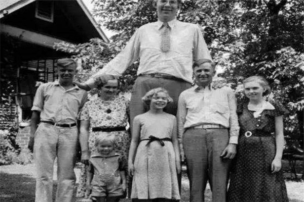 历史上世界上最高的人是谁 身高两米七二已经去世