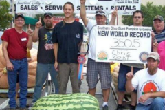 美国男子种出世界最大西瓜 两个人都搬不动(重316斤)