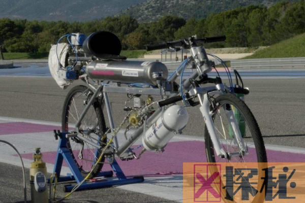 世界自行车最高时速达333公里 火箭自行车三次刷新纪录