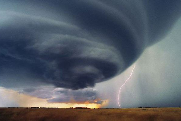 世界上最强大的漩涡龙卷风:2500多人伤亡(时速96.6公里)