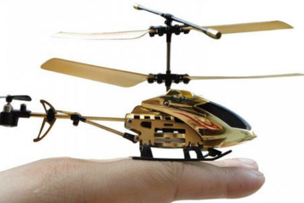 世界上最小的遥控飞机:仅65毫米长(相当于拇指大小)