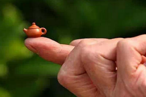 世界上最小的茶壶:壶身仅2.9毫米高(不到指甲盖大小)