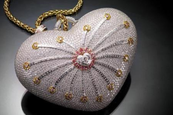 世界上最贵的手包:由18k纯金打造(镶嵌4500多颗钻石)