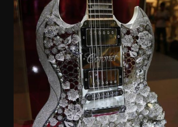 世界上最昂贵的吉他：价值1300万元(镶嵌11400多颗钻石)
