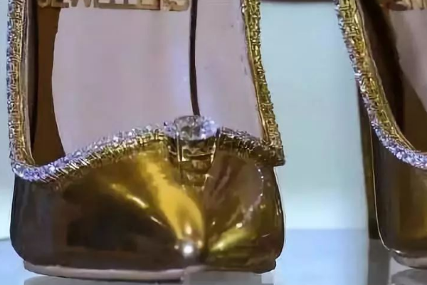 世界上最贵的高跟鞋:卖出1.2亿天价(镶嵌2千多颗钻石)
