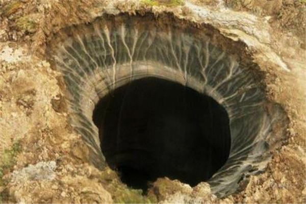 世界最神奇的地质环境 末日深坑（直径80米深不可测）