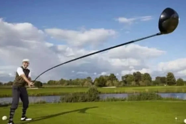 世界上最长的高尔夫球杆:长达4.37米(像划船的超长竹竿)