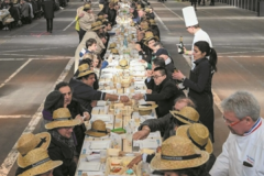 世界最长餐桌的记录:可供2千人同时进餐(长达401米)