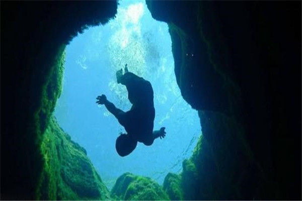 世界上最深的水潭有多深 深度超过13米很是恐怖