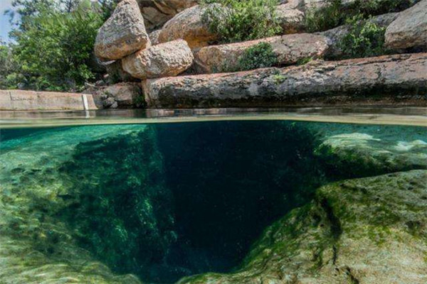 世界上最深的水潭有多深 深度超过13米很是恐怖