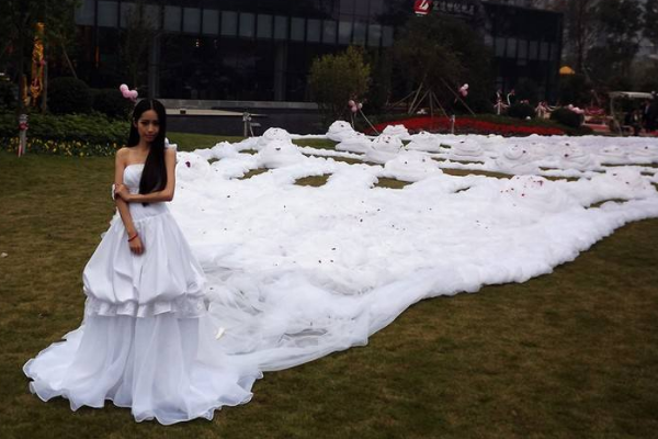 盘点世界上最长的婚纱:第一比珠峰还长 第三成本达4万